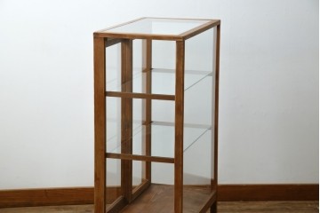 和製アンティーク　昔懐かしい雰囲気漂うシンプルで小振りな脚付きガラスケース(ショーケース)(R-076278)