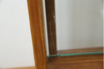 和製アンティーク　昔懐かしい雰囲気漂うシンプルで小振りな脚付きガラスケース(ショーケース)(R-076278)