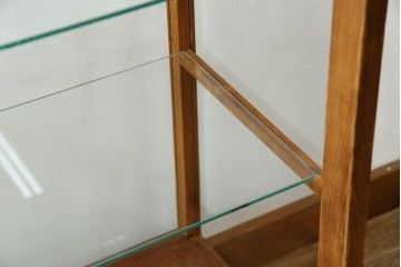 和製アンティーク　昔懐かしい雰囲気漂うシンプルで小振りな脚付きガラスケース(ショーケース)(R-076278)