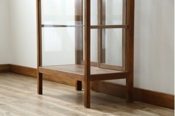 和製アンティーク　昔懐かしい雰囲気漂うシンプルで小振りな脚付きガラスケース(ショーケース)(R-076278)