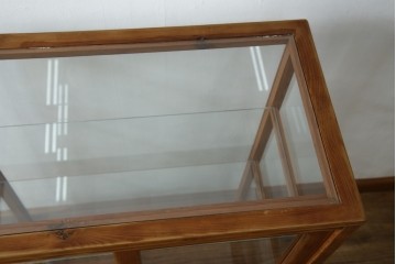 和製アンティーク　昔懐かしい雰囲気漂うシンプルで小振りな脚付きガラスケース(ショーケース)(R-076278)