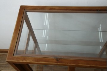 和製アンティーク　昔懐かしい雰囲気漂うシンプルで小振りな脚付きガラスケース(ショーケース)(R-076278)