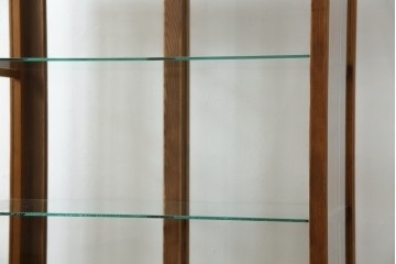 和製アンティーク　昔懐かしい雰囲気漂うシンプルで小振りな脚付きガラスケース(ショーケース)(R-076278)