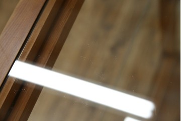 和製アンティーク　昔懐かしい雰囲気漂うシンプルで小振りな脚付きガラスケース(ショーケース)(R-076278)