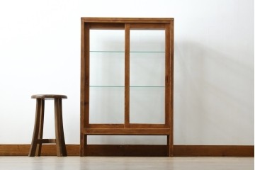 和製アンティーク　昔懐かしい雰囲気漂うシンプルで小振りな脚付きガラスケース(ショーケース)(R-076278)