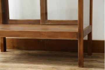 和製アンティーク　昔懐かしい雰囲気漂うシンプルで小振りな脚付きガラスケース(ショーケース)(R-076278)