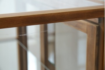 和製アンティーク　昔懐かしい雰囲気漂うシンプルで小振りな脚付きガラスケース(ショーケース)(R-076278)