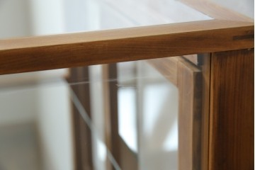 和製アンティーク　昔懐かしい雰囲気漂うシンプルで小振りな脚付きガラスケース(ショーケース)(R-076278)