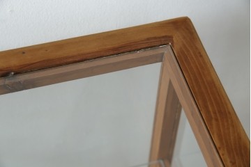 和製アンティーク　昔懐かしい雰囲気漂うシンプルで小振りな脚付きガラスケース(ショーケース)(R-076278)