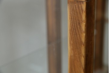 和製アンティーク　昔懐かしい雰囲気漂うシンプルで小振りな脚付きガラスケース(ショーケース)(R-076278)