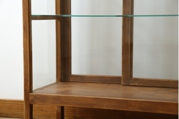 和製アンティーク　昔懐かしい雰囲気漂うシンプルで小振りな脚付きガラスケース(ショーケース)(R-076278)