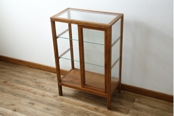 和製アンティーク　昔懐かしい雰囲気漂うシンプルで小振りな脚付きガラスケース(ショーケース)(R-076278)