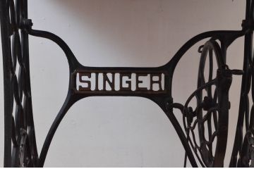 イギリスアンティーク　シンガー(SINGER)社　天板リメイク　オーク材　置いてあるだけで絵になるお洒落なミシンテーブル(シンガーミシン、サイドテーブル、カフェテーブル、ミシン台、作業台、英国)(R-076280)