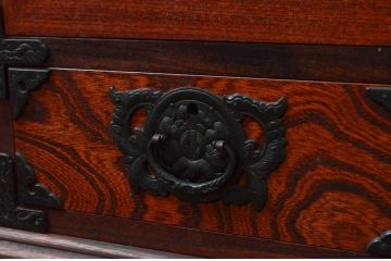 中古　岩谷堂箪笥　菊幸　美しい杢目が上質な雰囲気を醸し出す和風サイドボード(サイドキャビネット、食器棚、カップボード、飾り棚、収納棚、戸棚)(R-076281)