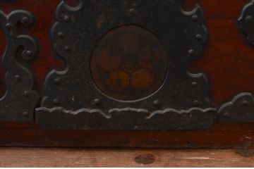 和製アンティーク　希少!!　上手物　総欅(ケヤキ)材　時代の流れを感じる風合いが味わい深い帯金具付きの酒田船箪笥(掛硯型、懸硯型、舟箪笥、帳場箪笥、時代箪笥、小箪笥、小物収納)(R-076286)