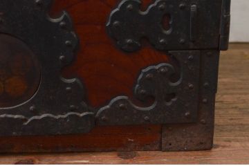 和製アンティーク　希少!!　上手物　総欅(ケヤキ)材　時代の流れを感じる風合いが味わい深い帯金具付きの酒田船箪笥(掛硯型、懸硯型、舟箪笥、帳場箪笥、時代箪笥、小箪笥、小物収納)(R-076286)