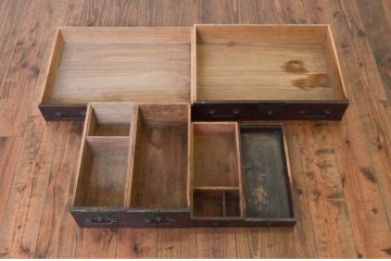 和製アンティーク　総欅(ケヤキ)材　前面玉杢　銅金具　経年の深みを感じる風合いが魅力的な酒田船箪笥(舟箪笥、帳箱、帳場箪笥、時代箪笥、小箪笥、小物収納、小引き出し)(R-076288)