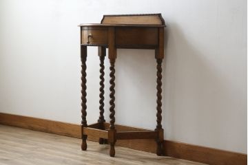 イギリスアンティーク　Lloyd's Antiques(ロイズ・アンティークス)取り扱い　オーク材　ツイストレッグがお洒落なサイドテーブル(コンソールテーブル、花台、飾り台、英国)(R-076290)