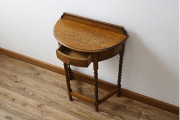イギリスアンティーク　Lloyd's Antiques(ロイズ・アンティークス)取り扱い　オーク材　ツイストレッグがお洒落なサイドテーブル(コンソールテーブル、花台、飾り台、英国)(R-076290)