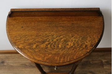 イギリスアンティーク　Lloyd's Antiques(ロイズ・アンティークス)取り扱い　オーク材　ツイストレッグがお洒落なサイドテーブル(コンソールテーブル、花台、飾り台、英国)(R-076290)