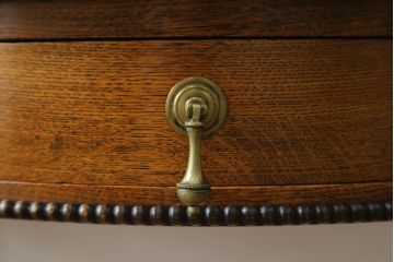 イギリスアンティーク　Lloyd's Antiques(ロイズ・アンティークス)取り扱い　オーク材　ツイストレッグがお洒落なサイドテーブル(コンソールテーブル、花台、飾り台、英国)(R-076290)