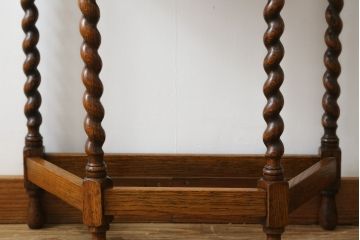 イギリスアンティーク　Lloyd's Antiques(ロイズ・アンティークス)取り扱い　オーク材　ツイストレッグがお洒落なサイドテーブル(コンソールテーブル、花台、飾り台、英国)(R-076290)