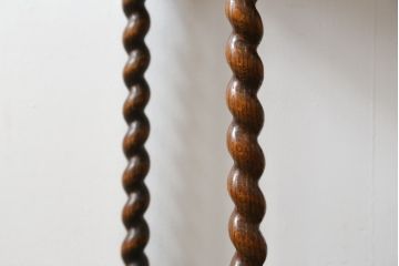 イギリスアンティーク　Lloyd's Antiques(ロイズ・アンティークス)取り扱い　オーク材　ツイストレッグがお洒落なサイドテーブル(コンソールテーブル、花台、飾り台、英国)(R-076290)