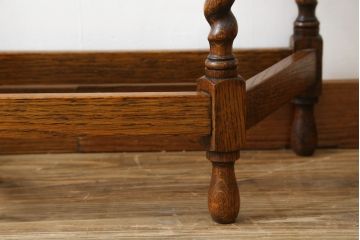 イギリスアンティーク　Lloyd's Antiques(ロイズ・アンティークス)取り扱い　オーク材　ツイストレッグがお洒落なサイドテーブル(コンソールテーブル、花台、飾り台、英国)(R-076290)