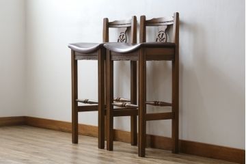 イギリスビンテージ　希少な絶版品　Old Charm(オールドチャーム)　風格漂う佇まいが魅力的なカウンターチェア2脚セット(ハイチェア、バーチェア、椅子、イス、ヴィンテージ、英国)(R-076292)