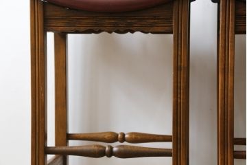 イギリスビンテージ　希少な絶版品　Old Charm(オールドチャーム)　風格漂う佇まいが魅力的なカウンターチェア2脚セット(ハイチェア、バーチェア、椅子、イス、ヴィンテージ、英国)(R-076292)