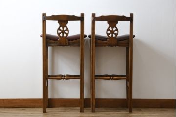 イギリスビンテージ　希少な絶版品　Old Charm(オールドチャーム)　風格漂う佇まいが魅力的なカウンターチェア2脚セット(ハイチェア、バーチェア、椅子、イス、ヴィンテージ、英国)(R-076292)