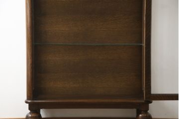 イギリスアンティーク　凝った脚のデザインが目を惹くオーク材の小振りなキャビネット(ガラスケース、Gケース、ショーケース、ディスプレイケース、コレクションケース、飾り棚、陳列棚、店舗什器、英国)(R-076293)
