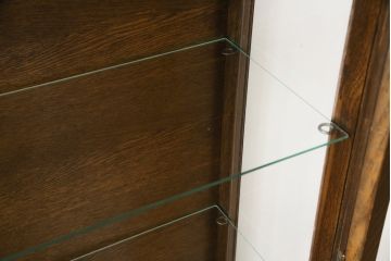 イギリスアンティーク　凝った脚のデザインが目を惹くオーク材の小振りなキャビネット(ガラスケース、Gケース、ショーケース、ディスプレイケース、コレクションケース、飾り棚、陳列棚、店舗什器、英国)(R-076293)