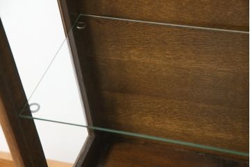 イギリスアンティーク　凝った脚のデザインが目を惹くオーク材の小振りなキャビネット(ガラスケース、Gケース、ショーケース、ディスプレイケース、コレクションケース、飾り棚、陳列棚、店舗什器、英国)(R-076293)