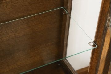 イギリスアンティーク　凝った脚のデザインが目を惹くオーク材の小振りなキャビネット(ガラスケース、Gケース、ショーケース、ディスプレイケース、コレクションケース、飾り棚、陳列棚、店舗什器、英国)(R-076293)