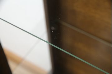 イギリスアンティーク　凝った脚のデザインが目を惹くオーク材の小振りなキャビネット(ガラスケース、Gケース、ショーケース、ディスプレイケース、コレクションケース、飾り棚、陳列棚、店舗什器、英国)(R-076293)
