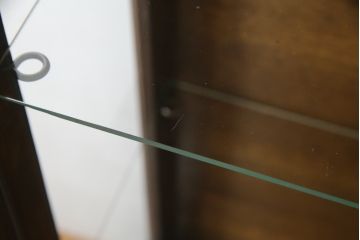 イギリスアンティーク　凝った脚のデザインが目を惹くオーク材の小振りなキャビネット(ガラスケース、Gケース、ショーケース、ディスプレイケース、コレクションケース、飾り棚、陳列棚、店舗什器、英国)(R-076293)