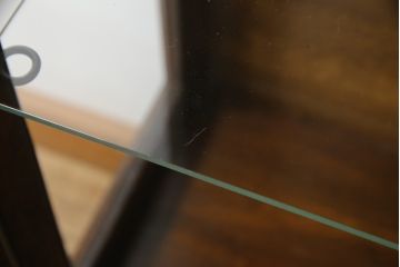 イギリスアンティーク　凝った脚のデザインが目を惹くオーク材の小振りなキャビネット(ガラスケース、Gケース、ショーケース、ディスプレイケース、コレクションケース、飾り棚、陳列棚、店舗什器、英国)(R-076293)