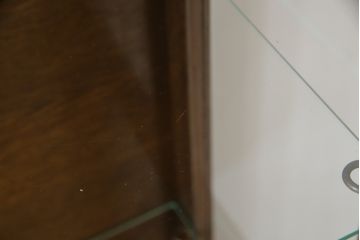 イギリスアンティーク　凝った脚のデザインが目を惹くオーク材の小振りなキャビネット(ガラスケース、Gケース、ショーケース、ディスプレイケース、コレクションケース、飾り棚、陳列棚、店舗什器、英国)(R-076293)