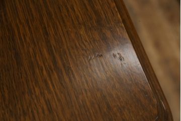 イギリスアンティーク　凝った脚のデザインが目を惹くオーク材の小振りなキャビネット(ガラスケース、Gケース、ショーケース、ディスプレイケース、コレクションケース、飾り棚、陳列棚、店舗什器、英国)(R-076293)