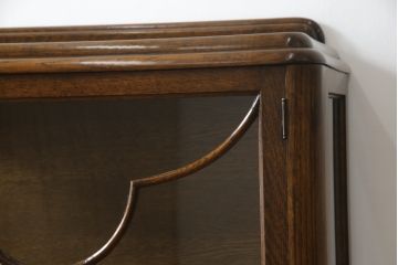 イギリスアンティーク　凝った脚のデザインが目を惹くオーク材の小振りなキャビネット(ガラスケース、Gケース、ショーケース、ディスプレイケース、コレクションケース、飾り棚、陳列棚、店舗什器、英国)(R-076293)