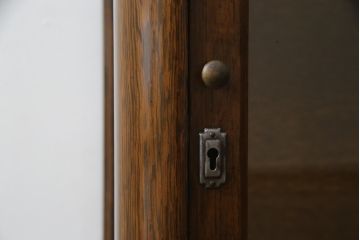 イギリスアンティーク　凝った脚のデザインが目を惹くオーク材の小振りなキャビネット(ガラスケース、Gケース、ショーケース、ディスプレイケース、コレクションケース、飾り棚、陳列棚、店舗什器、英国)(R-076293)