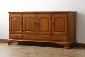 中古　横浜ダニエル(daniel)　アーリーアメリカン　A-205　クラシカルな佇まいが目を引くサイドボード(サイドキャビネット、リビングボード、収納棚、戸棚)(定価約70万円)(R-076294)