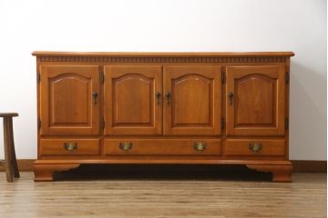 中古　横浜ダニエル(daniel)　アーリーアメリカン　A-205　クラシカルな佇まいが目を引くサイドボード(サイドキャビネット、リビングボード、収納棚、戸棚)(定価約70万円)(R-076294)