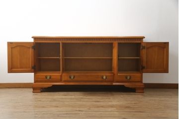 中古　横浜ダニエル(daniel)　アーリーアメリカン　A-205　クラシカルな佇まいが目を引くサイドボード(サイドキャビネット、リビングボード、収納棚、戸棚)(定価約70万円)(R-076294)