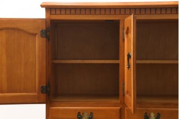 中古　横浜ダニエル(daniel)　アーリーアメリカン　A-205　クラシカルな佇まいが目を引くサイドボード(サイドキャビネット、リビングボード、収納棚、戸棚)(定価約70万円)(R-076294)