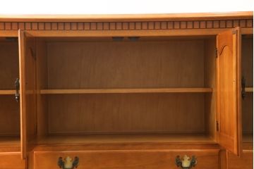 中古　横浜ダニエル(daniel)　アーリーアメリカン　A-205　クラシカルな佇まいが目を引くサイドボード(サイドキャビネット、リビングボード、収納棚、戸棚)(定価約70万円)(R-076294)