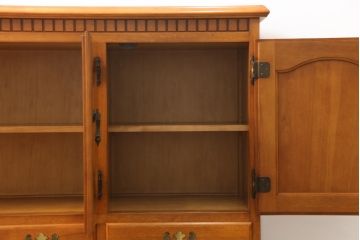 中古　横浜ダニエル(daniel)　アーリーアメリカン　A-205　クラシカルな佇まいが目を引くサイドボード(サイドキャビネット、リビングボード、収納棚、戸棚)(定価約70万円)(R-076294)