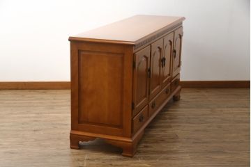 中古　横浜ダニエル(daniel)　アーリーアメリカン　A-205　クラシカルな佇まいが目を引くサイドボード(サイドキャビネット、リビングボード、収納棚、戸棚)(定価約70万円)(R-076294)