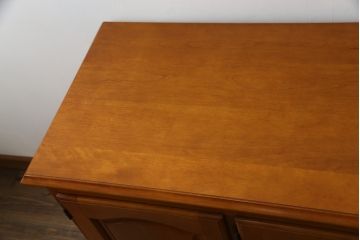 中古　横浜ダニエル(daniel)　アーリーアメリカン　A-205　クラシカルな佇まいが目を引くサイドボード(サイドキャビネット、リビングボード、収納棚、戸棚)(定価約70万円)(R-076294)